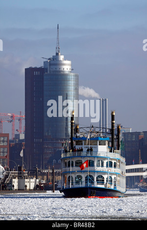 Bateau à vapeur de la roue à aubes de la Louisiane, Star, en hiver dans les eaux glacées de l'Elbe en face de HafenCity avec la Hanse Banque D'Images