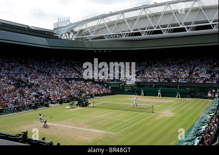 Vue générale du match sur le Court central durant la mens des célibataires finale aux Championnats de tennis de Wimbledon 2010 Banque D'Images