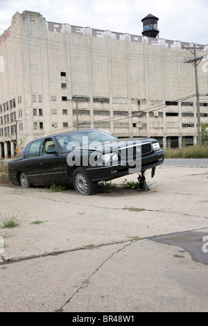 Voiture abandonnée côté est de Detroit Michigan USA Banque D'Images