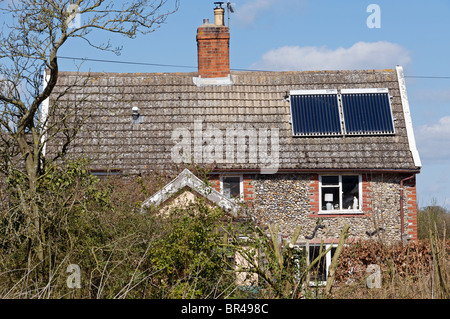 Maison avec l'énergie solaire thermique évacué des tubes à vide pour le système de chauffage à eau chaude Banque D'Images