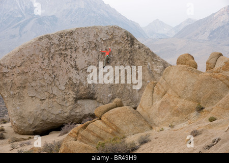 Rock climber dans l'Buttermilks, près de Bishop, en Californie. Banque D'Images