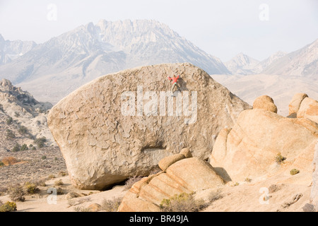 Rock climber dans l'Buttermilks, près de Bishop, en Californie. Banque D'Images