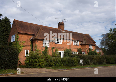 Construit en briques rouges traditionnelles maisons mitoyenne dans le village de Quaker Jordans Buckinghamshire UK Banque D'Images