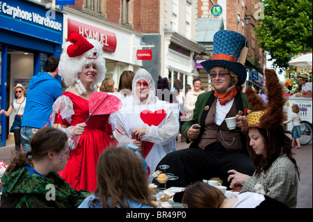 Mad Hatters Tea Party au Festival International de Théâtre de rue de Shrewsbury, Shropshire, Angleterre Banque D'Images