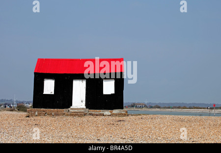 Cabane de pêcheurs avec un toit rouge vif sur la plage de Rye, East Sussex, UK Banque D'Images