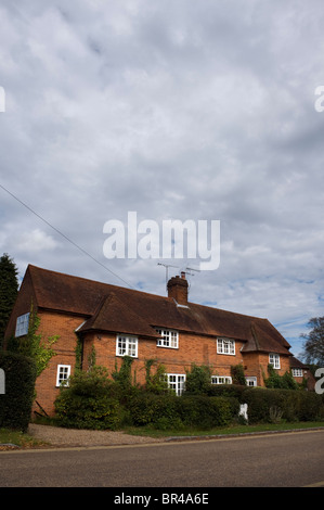 Construit en briques rouges traditionnelles maisons mitoyenne dans le village de Quaker Jordans Buckinghamshire UK Banque D'Images