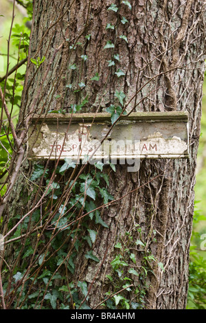 Privé pourri Trespassers William signer dans un bois près du village de Cotswold Kineton, Gloucestershire Banque D'Images