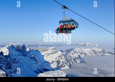 Les skieurs en d'un télésiège en direction de la montagne Titlis, Engelberg, Obwalden, Suisse, Europe Banque D'Images