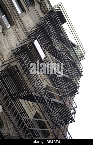 Escaliers de secours externe sur les immeubles à appartements à New York Banque D'Images