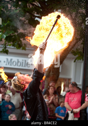 Mise à feu au Festival International de Théâtre de rue de Shrewsbury, Shropshire UK Banque D'Images