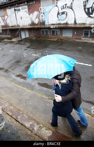 Un couple se promène avec un parapluie sous la pluie à Hambourg, Allemagne. Banque D'Images