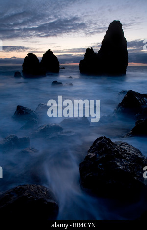 Une longue exposition donne au surf, Misty une qualité surréaliste pendant le coucher du soleil sur la plage de Californie du nord de rodéo. Banque D'Images