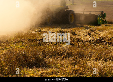 Moissonneuse-batteuse John Deere la récolte du blé sur un champ Banque D'Images