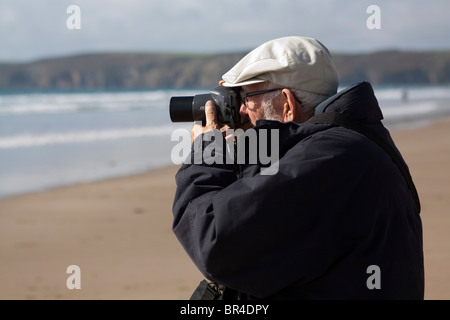 Ancien vieux qui prend la photo de Pembrokeshire Wales Newgale beach. Amateur Photographe amateur voir 105530 Newgale Banque D'Images