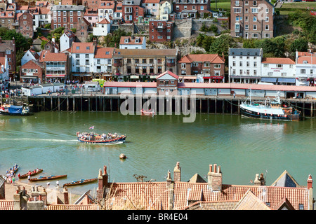 High angle view plus de Whitby et la rivière Esk Banque D'Images