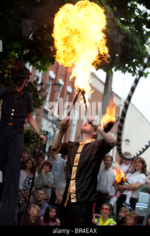 Mise à feu au Festival International de Théâtre de rue de Shrewsbury, Shropshire UK Banque D'Images