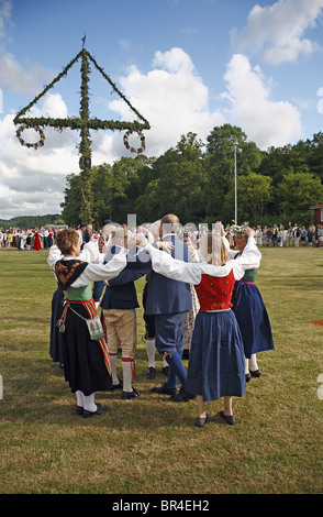 Les gens de robe de danse folk costumes vers mai pôle. Banque D'Images