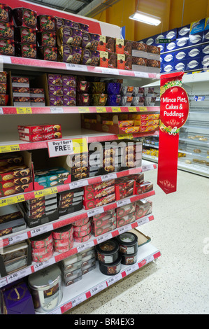Petits pâtés et puddings de noël en vente en supermarché Tesco, la Grande-Bretagne, le 11 septembre - Les tartes à l'utilisation par dates Octobre Banque D'Images