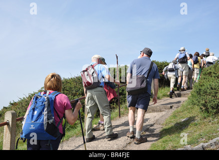 Groupe de personnes âgées les promeneurs sur promenade côtière au Pays de Galles Banque D'Images