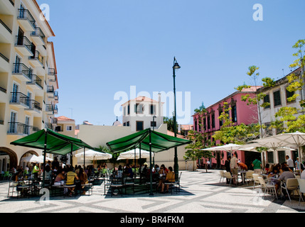 Couverts restaurant terrasses dans un quartier calme dans le centre de Funchal backstreet square, sur l'île de Madère. Banque D'Images