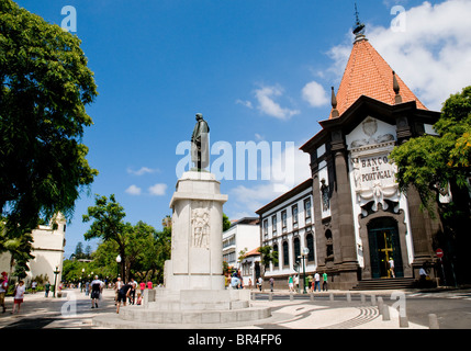 La Banque du Portugal s'appuyant sur l'Avenida Arriaga et João Gonçalves Zarco monument situé sur l'Avenida Zarco à Funchal, Madère. Banque D'Images