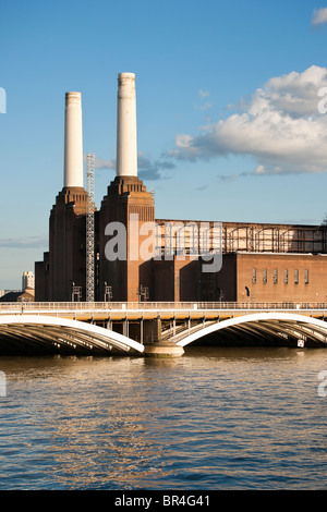 Battersea Power Station et pont sur la Tamise avec réflexion, sur fond de ciel bleu avec des nuages blancs Banque D'Images