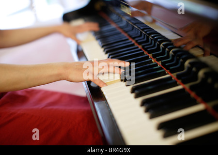 Woman's hands jouer du piano Banque D'Images