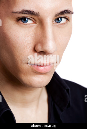 Portrait d'un jeune homme avec un regard d'affaires occasionnels, isolé sur fond blanc Banque D'Images