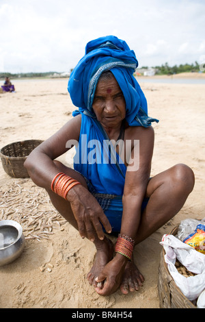 Portrait de femme indienne sur la plage près du village de pêcheurs en mer à Gopalpur, Orissa, Inde. Banque D'Images