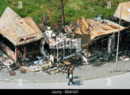 Une vue sur des boutiques de la ville détruite à Pristina, Kosovo. Banque D'Images