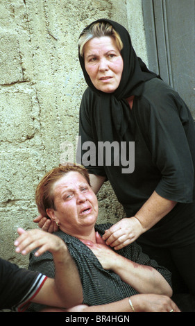 Les femmes réagissent à leurs maisons brûler dans des incendies à Prizren, Kosovo. Banque D'Images