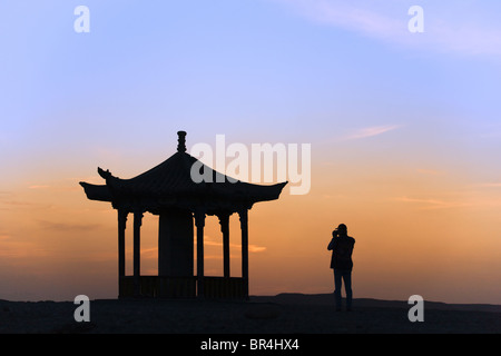 Touristiques de l'ouest avec pavillon au coucher du soleil, Jiayuguan, Province de Gansu, Chine Banque D'Images