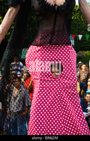 Géants en papier mâché prendre part à l'indépendance Day Parade annuelle en septembre - San Miguel de Allende, MEXIXO Banque D'Images