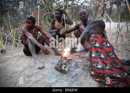Tribu Hadza réchauffement climatique par le feu, le lac Eyasi, Tanzanie Banque D'Images