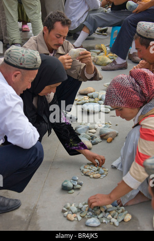 La vente de pierres précieuses au marché, Hotan, Xinjiang, Chine Banque D'Images