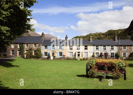 Rangée de maisons mitoyennes traditionnelles autour du village de Beddgelert Gwynedd, en vert, au nord du Pays de Galles, Royaume-Uni. Banque D'Images