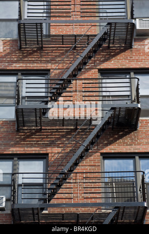 Escaliers de secours externe sur les immeubles à appartements à New York Banque D'Images