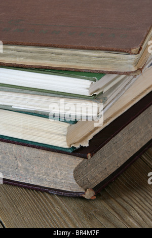 De vieux livres sur la table en bois, close-up Banque D'Images