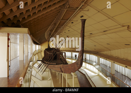 Barge solaire de Khéops, pyramides de Giza, Cairo, Egypte, Afrique Banque D'Images