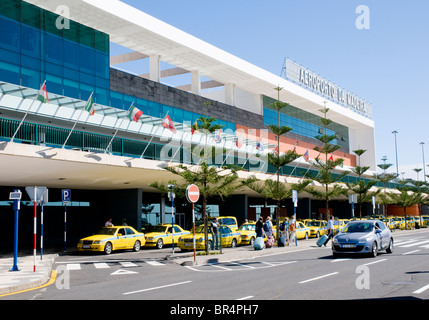 L'extérieur de l'aérogare de l'aéroport de Madère Banque D'Images