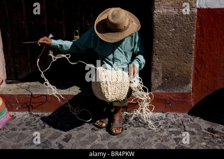 Un homme tisse un panier pour vendre aux touristes à Taxco de Alarcon, dans l'État de Guerrero, Mexique Banque D'Images