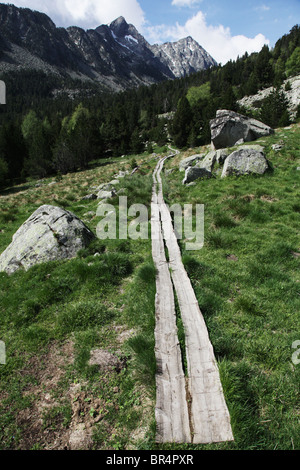 Mont Montanyo et Pic de Sudorn sur l'ascension de solutions mobiles d'Estany Negre dans le Parc National de Sant Maurici Pyrénées Espagne Banque D'Images