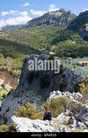 Randonneur à la recherche lors d'une belle vue sur les falaises de calcaire et le vert Coteau, le Parc National de Cazorla, Jaen Province, Andalousie, Espagne Banque D'Images