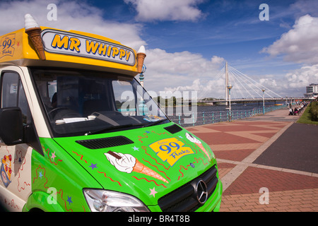 Royaume-uni, Angleterre, Merseyside, Southport, Promenade, Mr Whippy Ice Cream van au bord du lac marin Banque D'Images