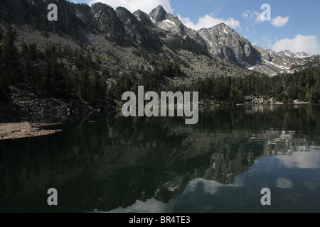 Mont Montanyo et Pic de Sudorn sur l'ascension de solutions mobiles d'Estany Negre dans le Parc National de Sant Maurici Pyrénées Espagne Banque D'Images