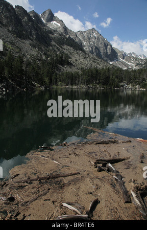 Mont Montanyo et Pic de Sudorn sur l'ascension de solutions mobiles d'Estany Negre dans le Parc National de Sant Maurici Pyrénées Espagne Banque D'Images