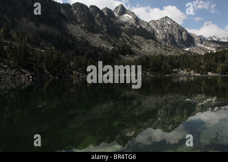 Mont Montanyo et Pic de Sudorn sur l'ascension de solutions mobiles d'Estany Negre dans le Parc National de Sant Maurici Pyrénées Espagne Banque D'Images