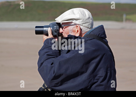 Ancien vieux qui prend la photo de Pembrokeshire Wales Newgale beach. Amateur Photographe amateur voir l' Newgale105526 Banque D'Images