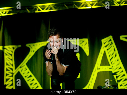 Tom Chaplin, le chanteur de groupe de rock alternatif britannique Keane, performing on stage Banque D'Images