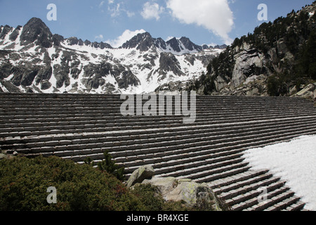 Cirque classique à l'Estany Negra barrage alpin de Peguera 2330m près de Refugi JM Blanc dans le Parc National de Sant Maurici Pyrénées Espagne Banque D'Images